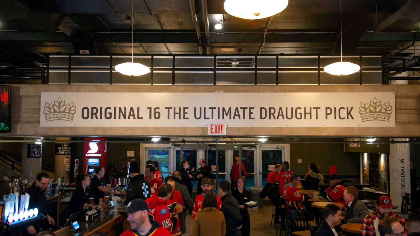 Duttons Lounge interior game day